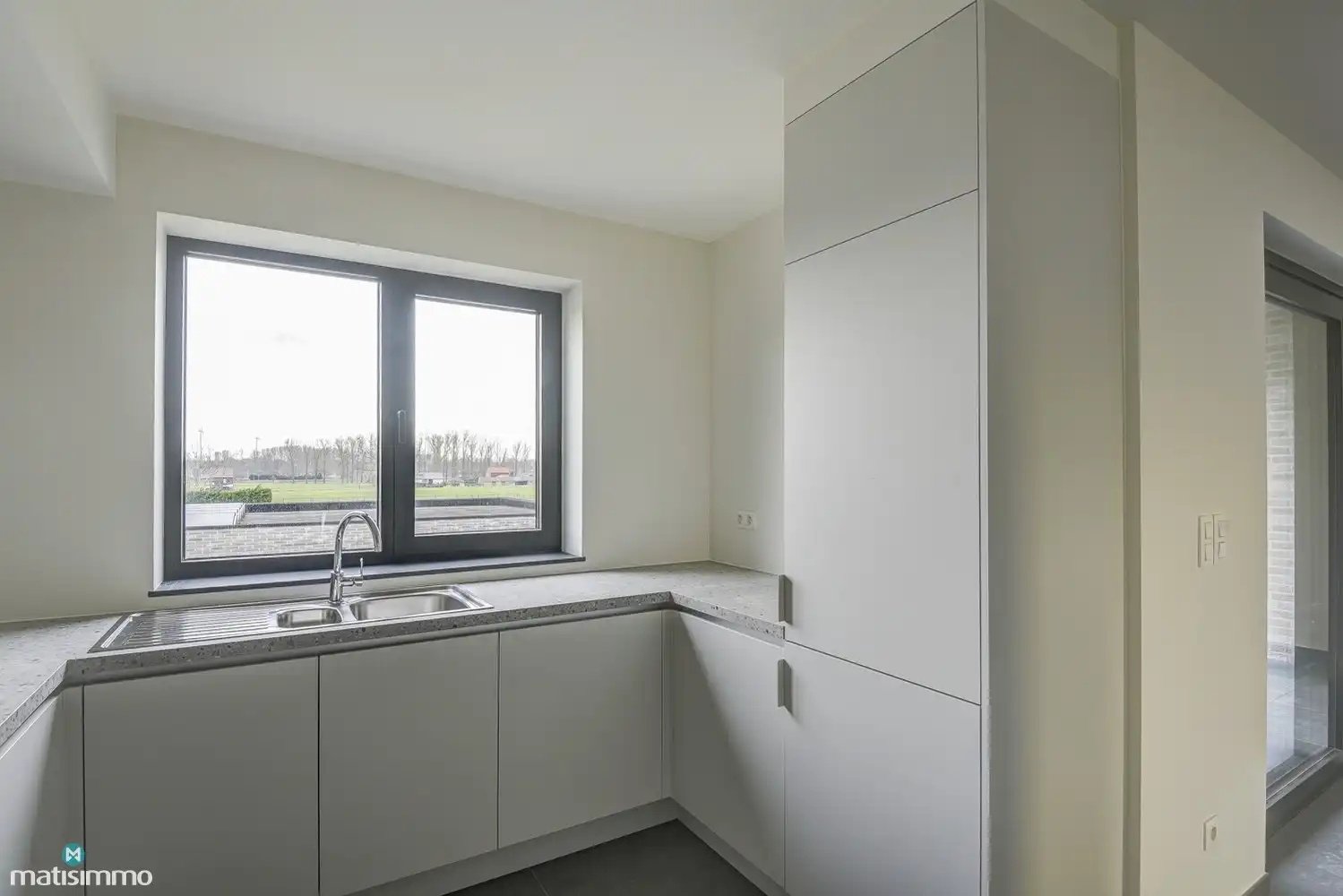 RUIM NIEUWBOUW APPARTEMENT MET 2 SLAAPKAMERS, OVERDEKT TERRAS, GARAGE, AUTOSTAANPLAATS EN KELDERBERGING TE BEVERST foto 10