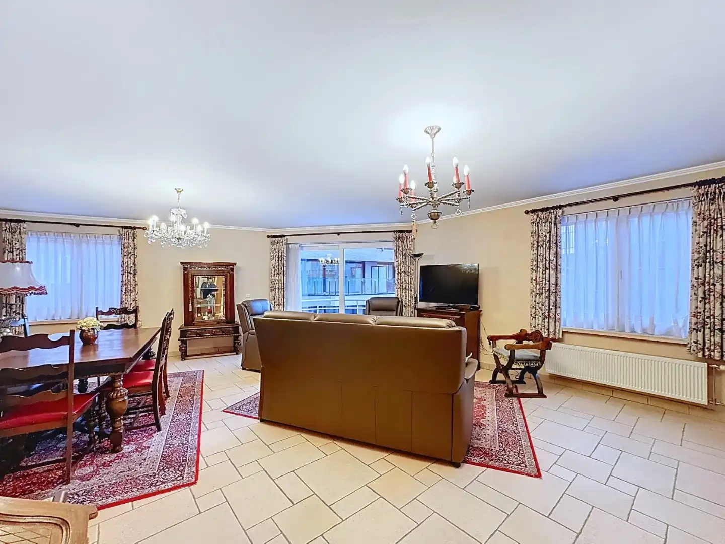 Centraal gelegen en ruim appartement foto 4