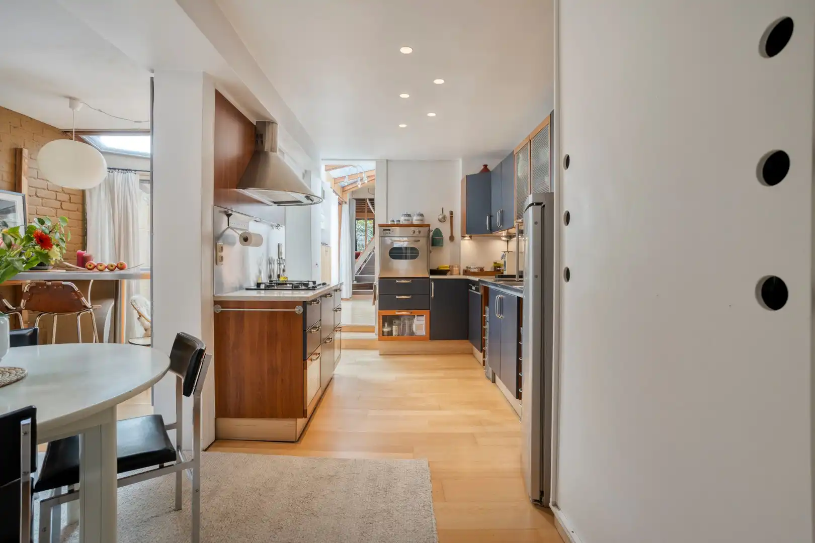 Bijzonder charmante en karaktervolle gerenoveerde woning met 4 slaapkamers, diepe tuin en handelsmogelijkheid foto 8