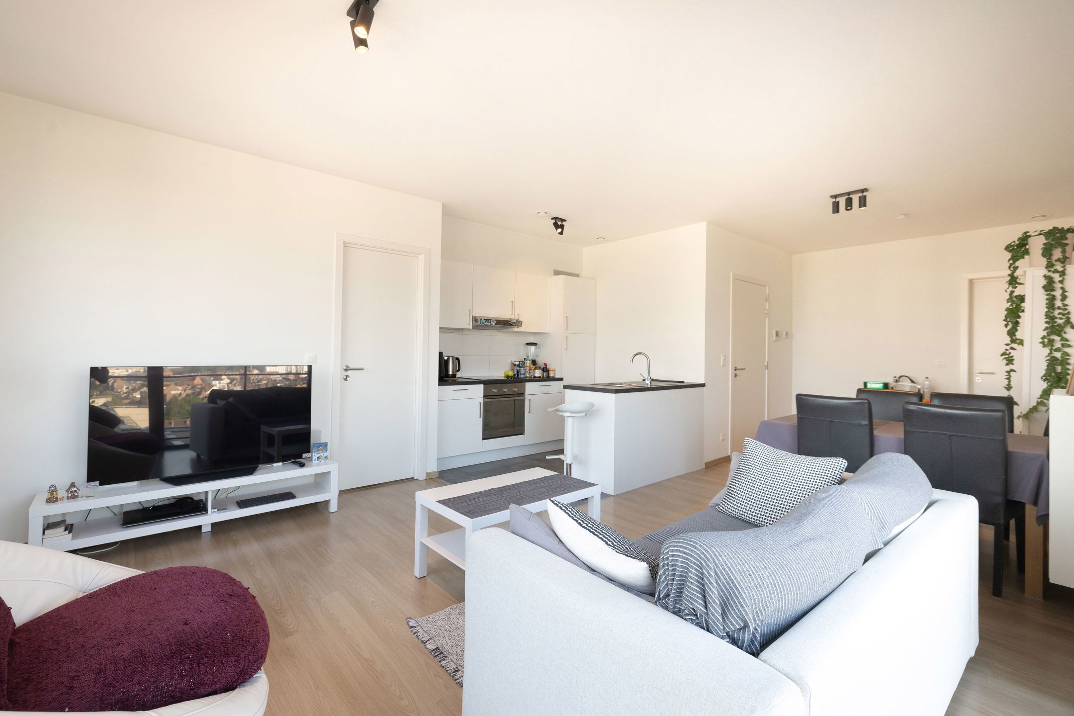 NATO - Appartement met 2 slaapkamers  + P foto 3