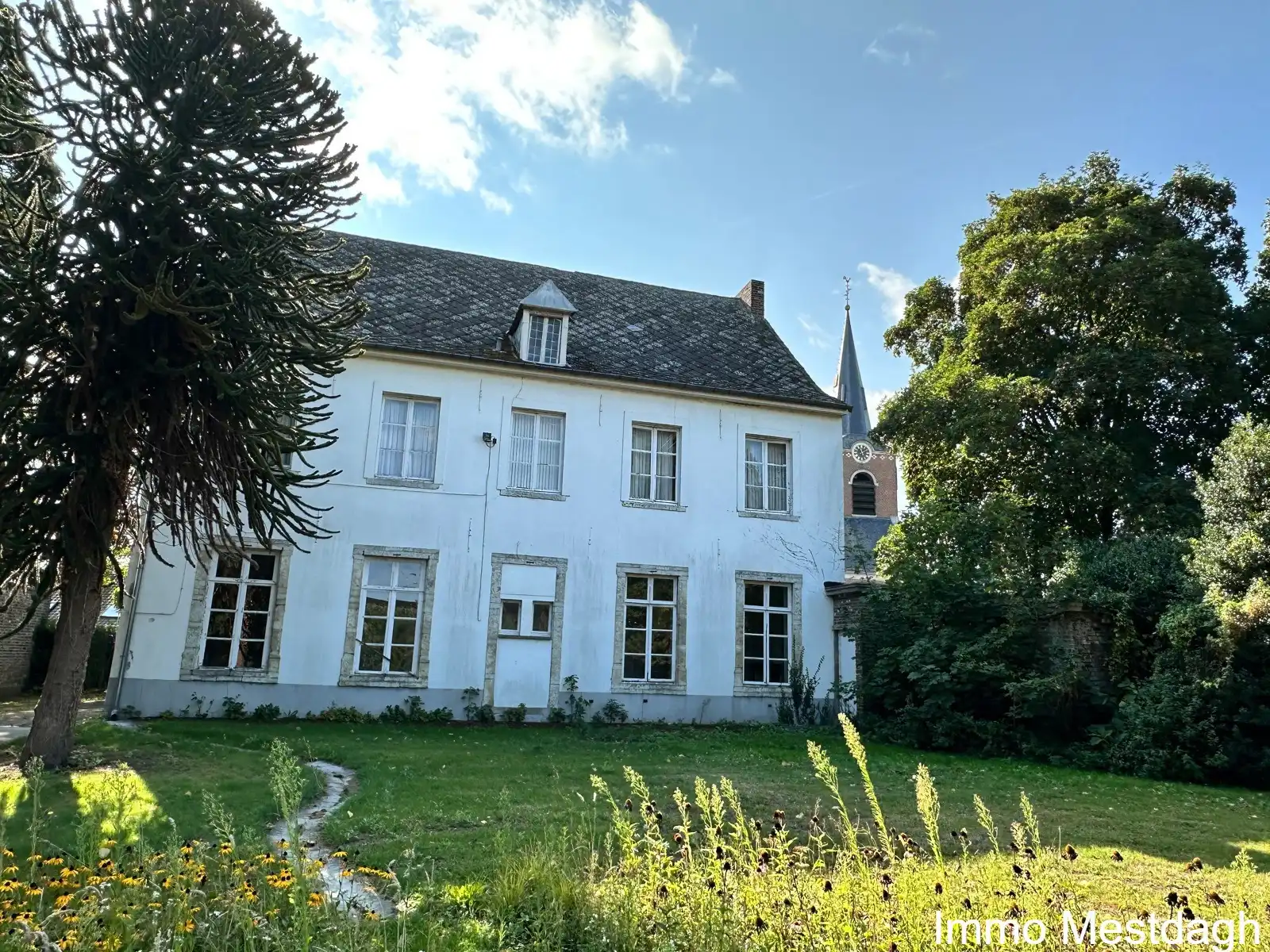 In de schaduw van de kerktoren bevindt zich deze mooie historische idyllische unieke pastorie.   foto 6