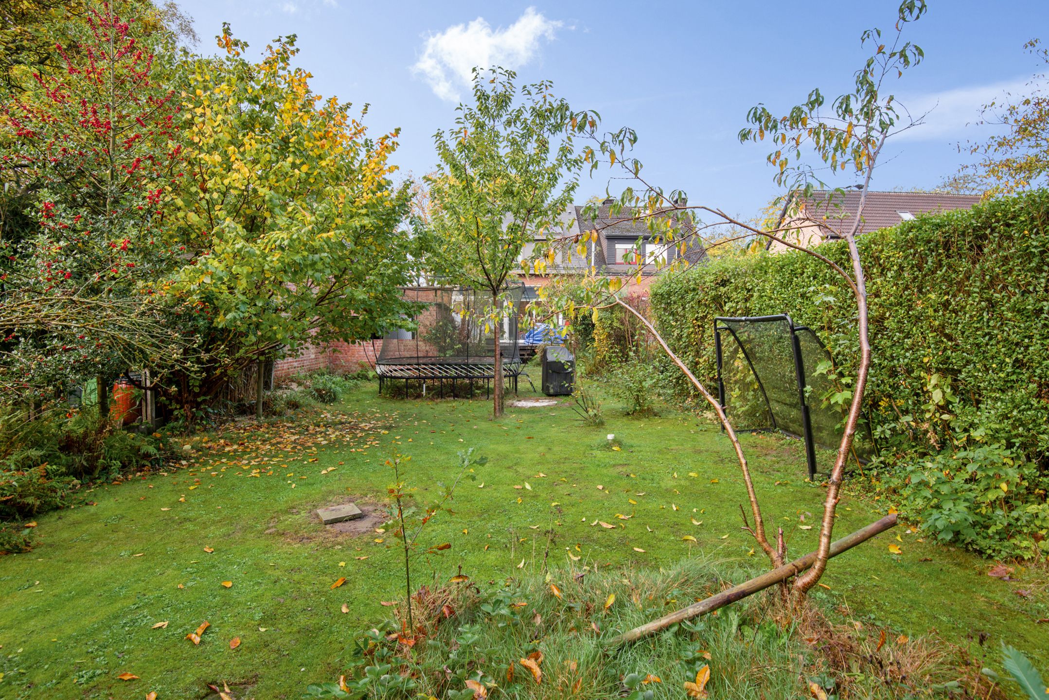 Mooie halfopen woning met garage op absolute toplocatie foto 2