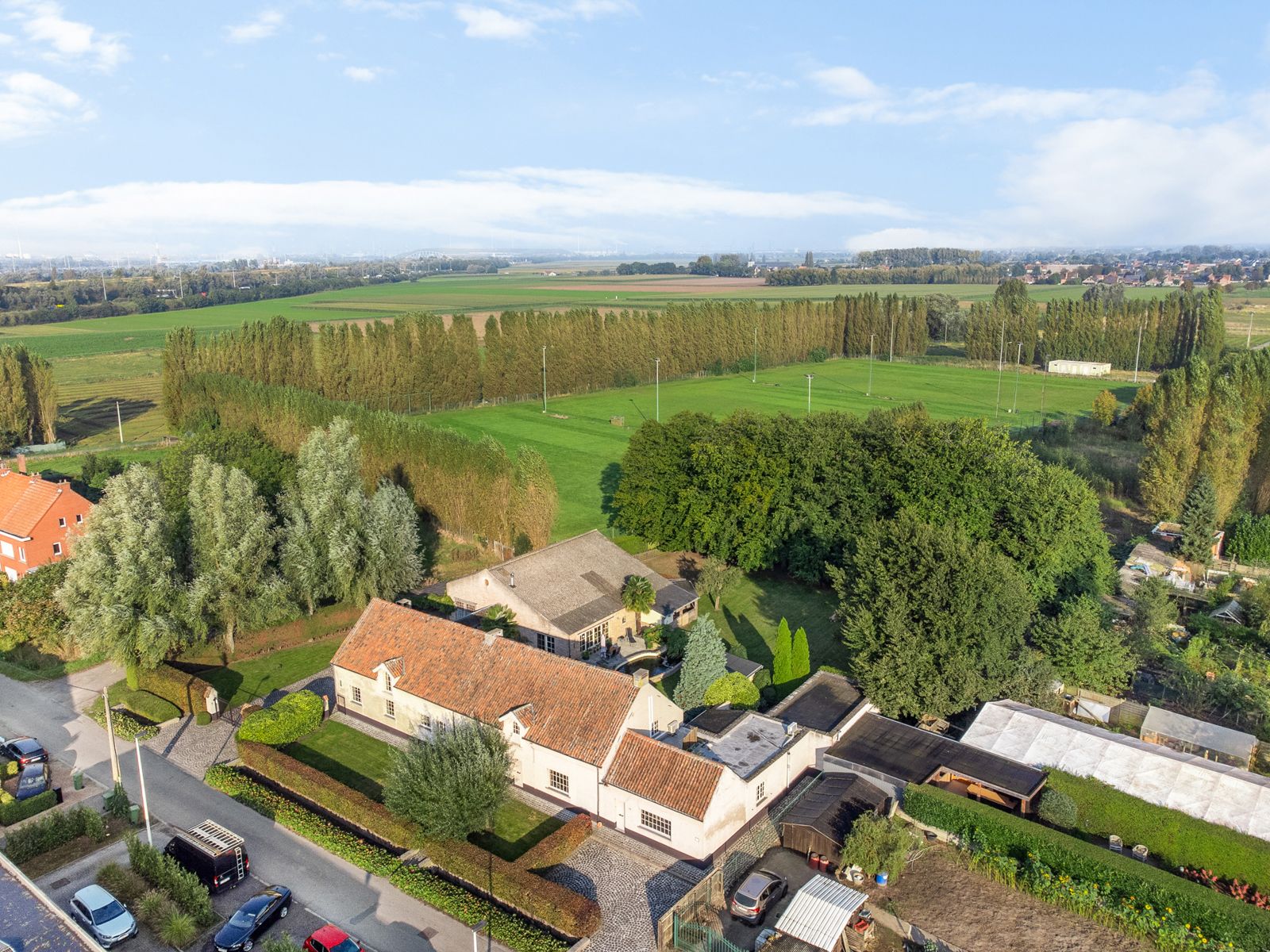 Gerenoveerde hoevewoning met praktijk en paardenstallen.  foto 51
