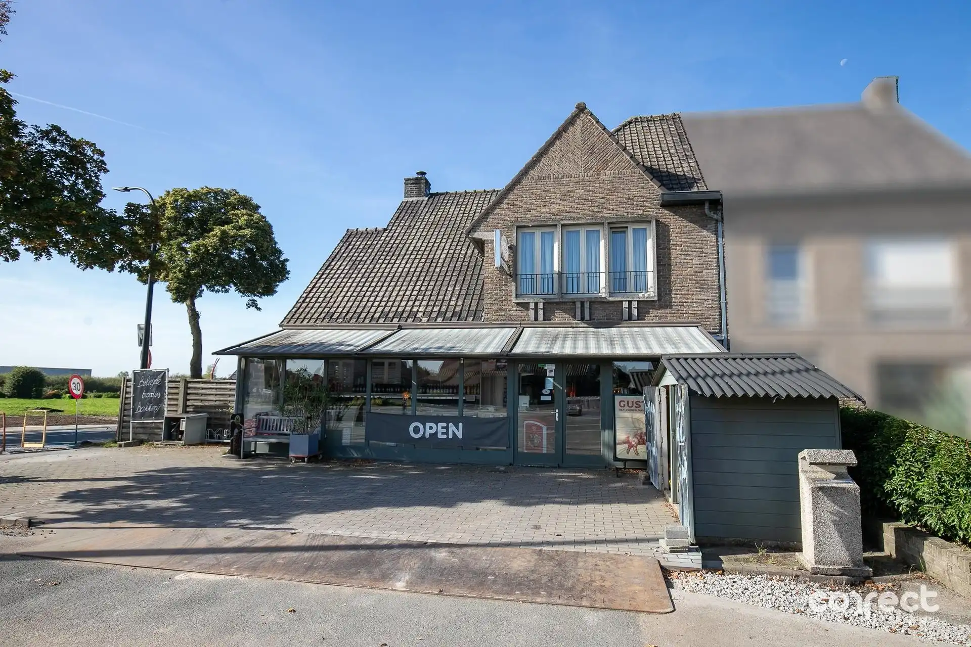 Handelspand met woonst op commerciële toplocatie. foto 12