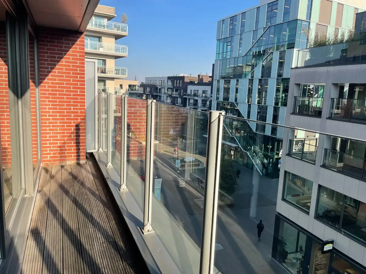 Instapklaar twee slaapkamer APP + terras, bergruimte & garage foto 12