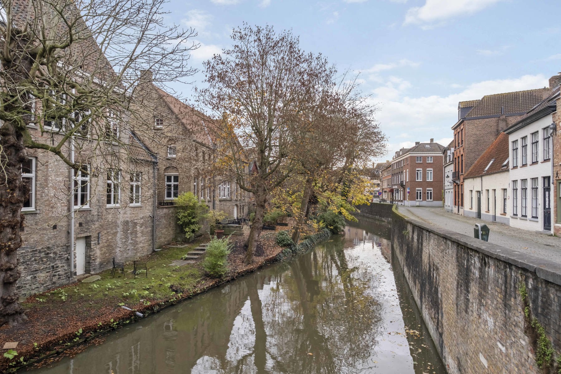 Grondige gerenoveerd opbrengsteigendom te Brugge foto 2