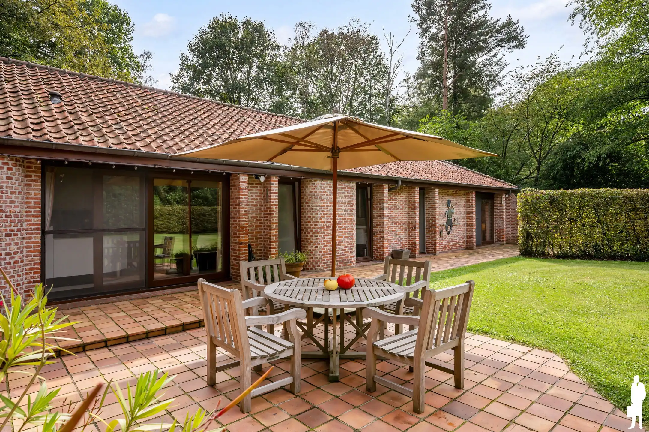 Karaktervolle gelijkvloerse villa op ca. 2.000 m² in zeer rustige, gegeerde en autoluwe wijk Dennendael en dichtbij het natuurgebied foto 36
