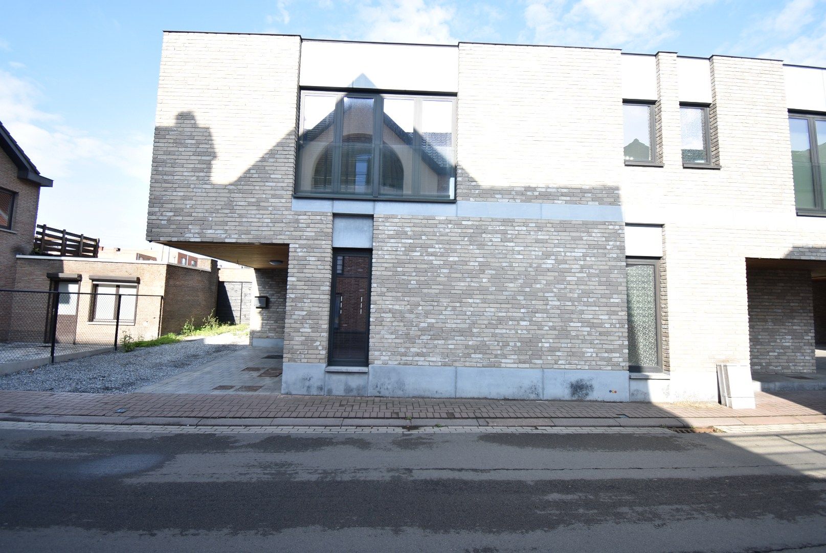 Knap afgewerkt duplexappartement met twee slaapkamers, terras, berging en standplaats vlak aan het dorpsplein van Hoeselt foto 4