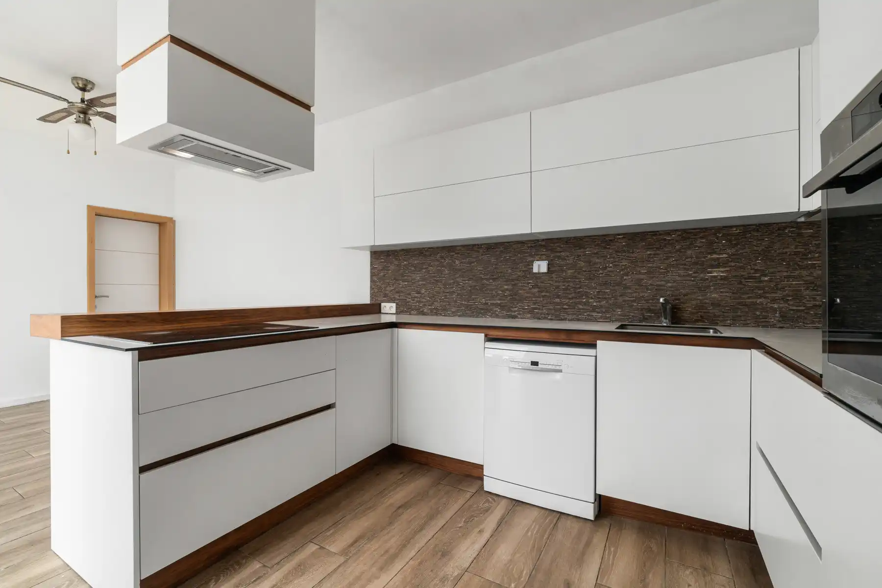 Verrassend ruime grotendeels al gerenoveerde woning, 4 slpks foto 3