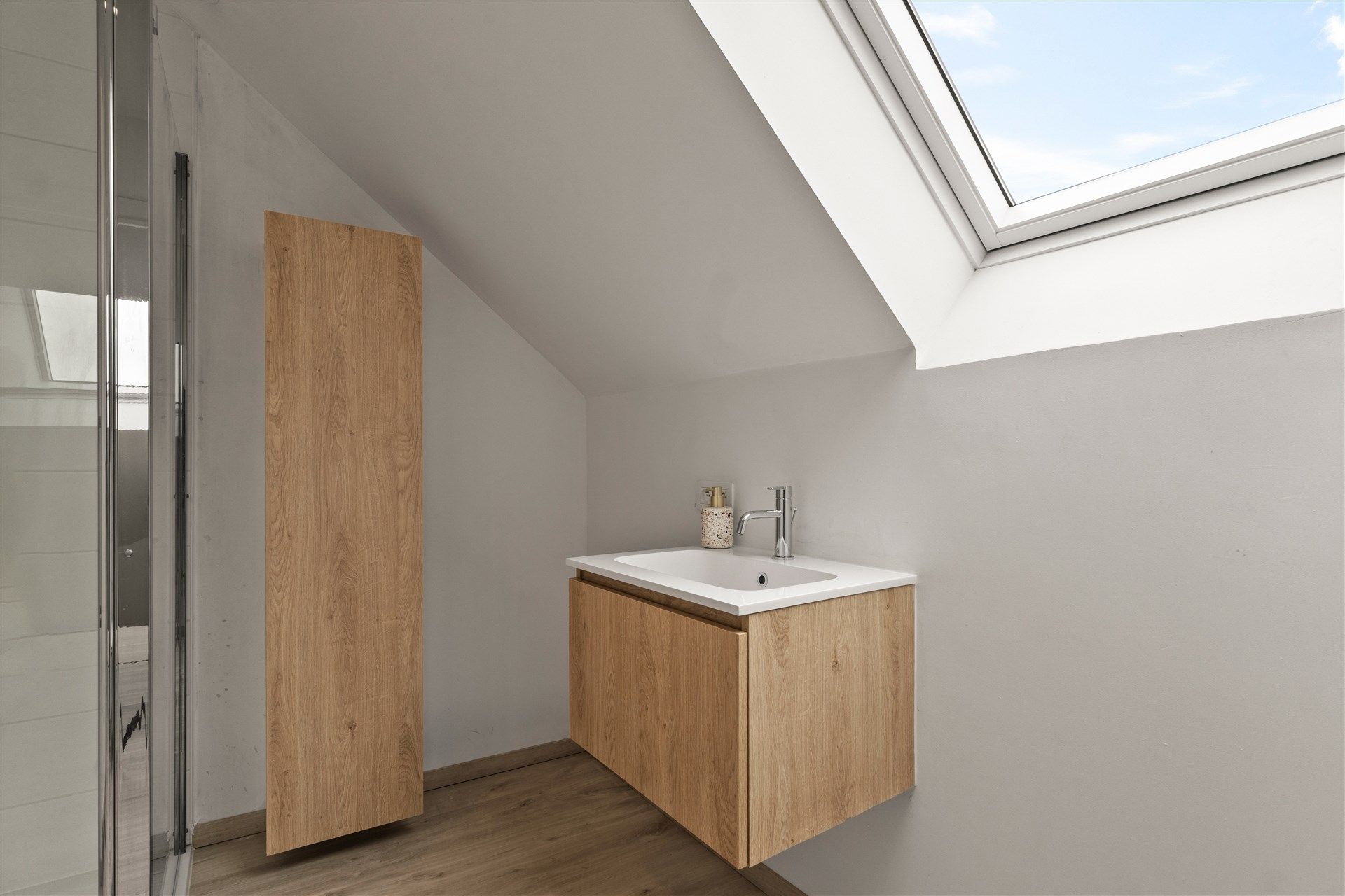Moderne gezinswoning met 3 slaapkamers en bureau.  foto 21