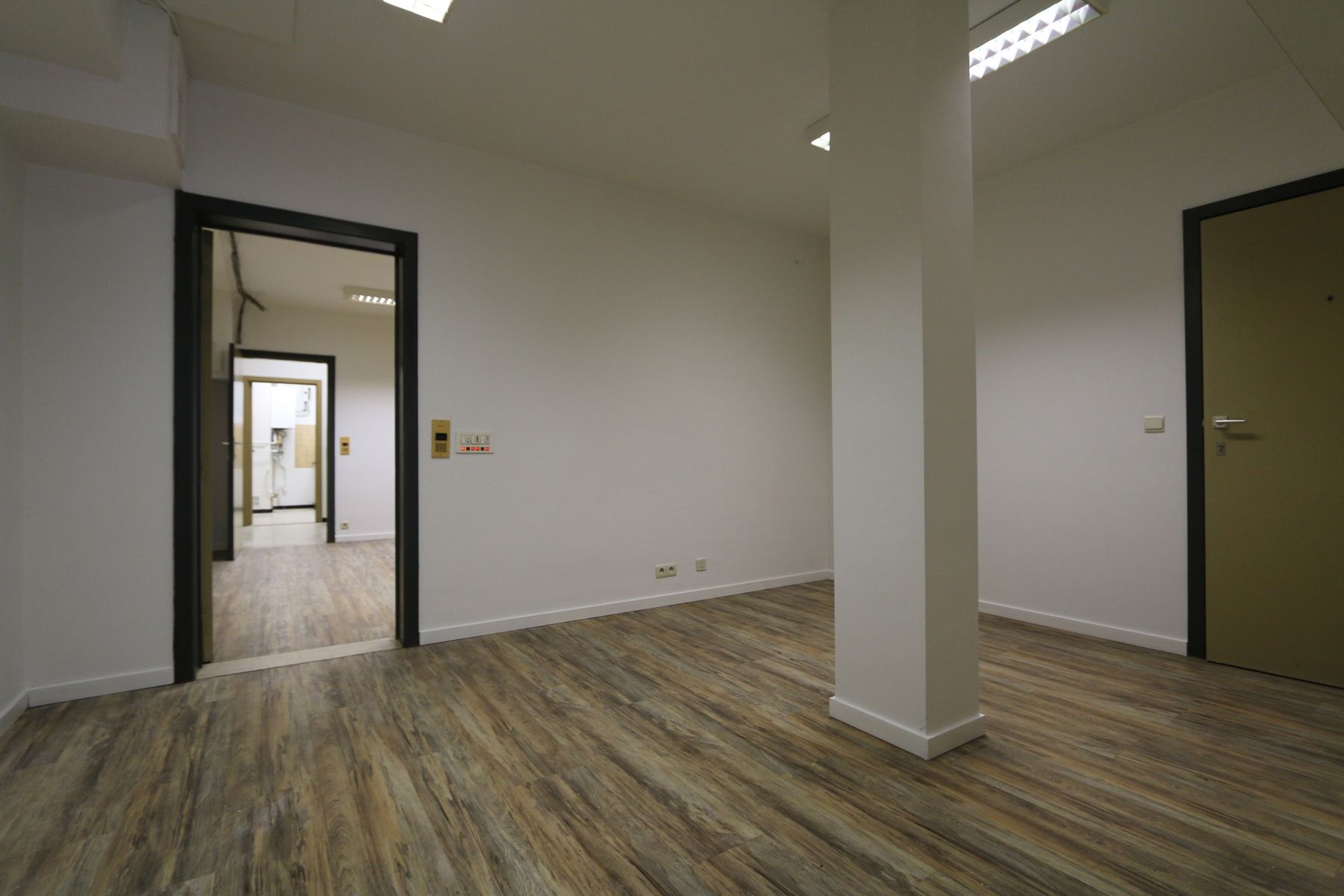 Handel 220 m² + kelder + drukke ligging + optie parking foto 7