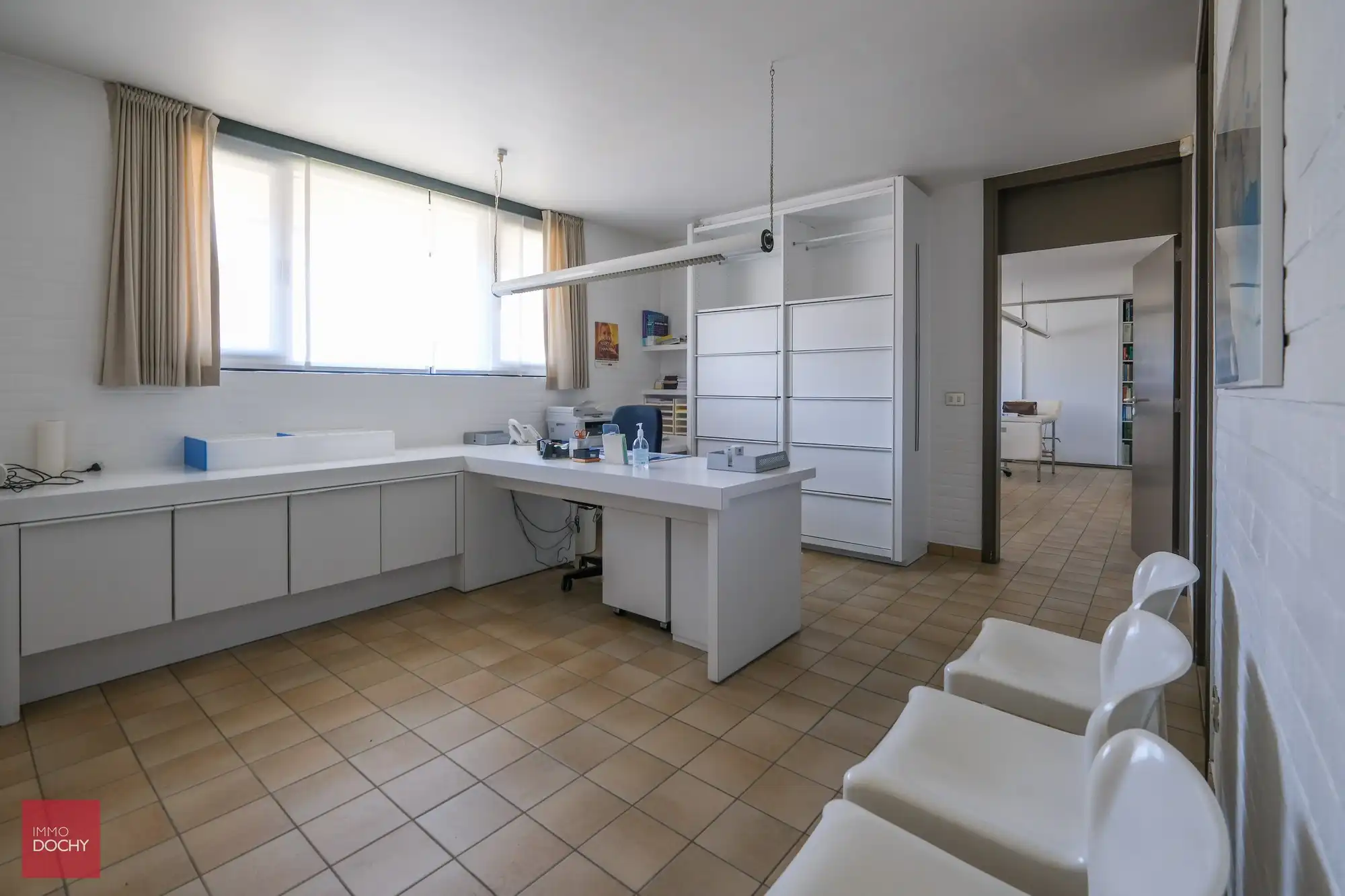 Ruime villa op toplocatie met binnenzwembad en praktijruimte foto 17