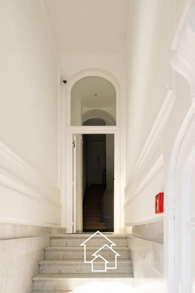 Gemeubileerd appartement met kleine binnenplaats in de wijk rond de vijvers van Ixelles. foto 6