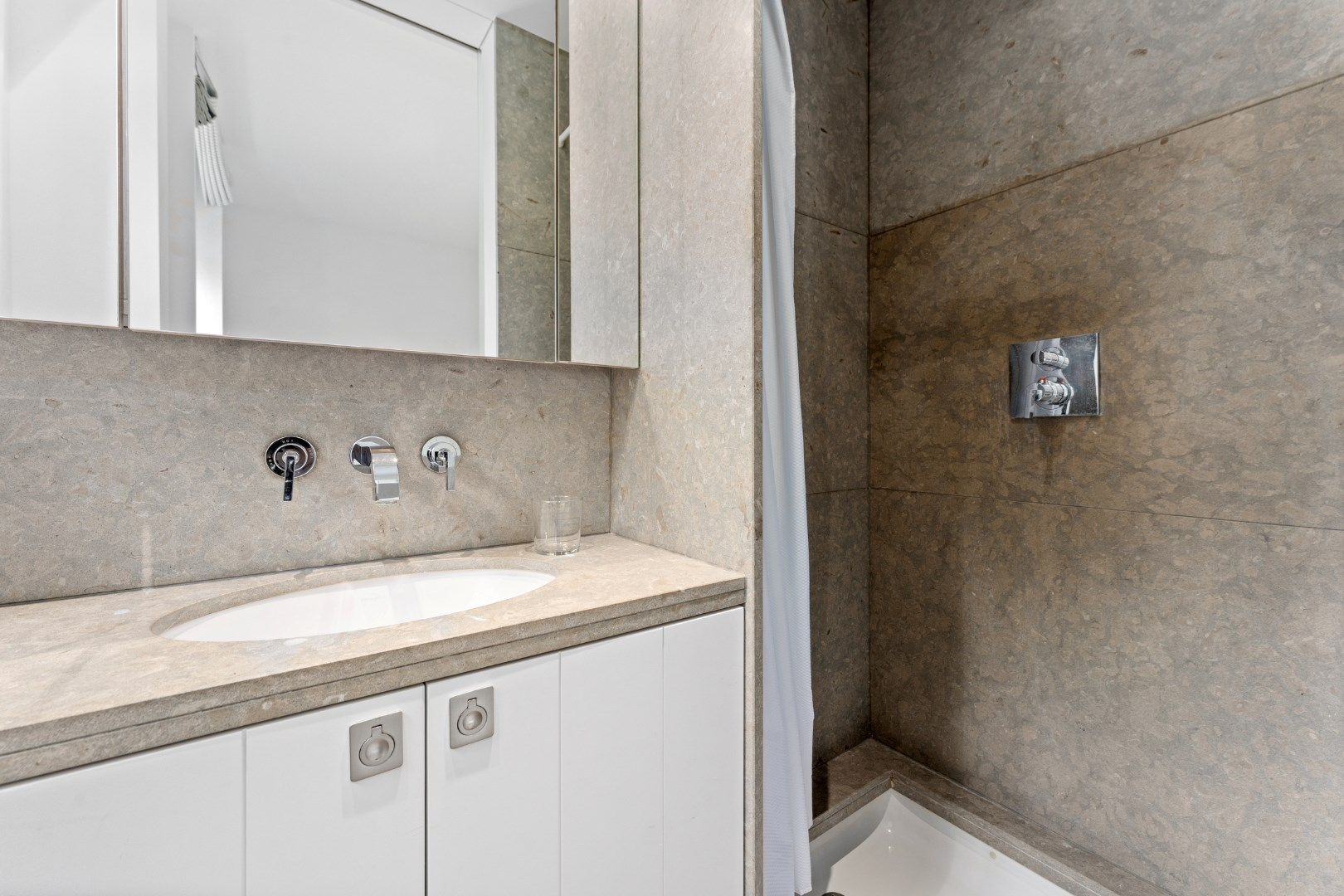 Prachtig gemeubeld appartement in een standingvolle residentie in hartje Zoute met 4 slk's!  foto 12
