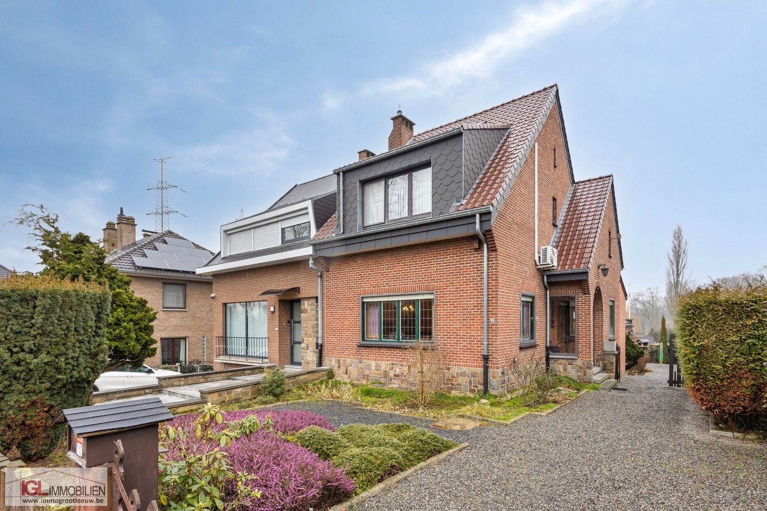 Charmante driegevelwoning met groot atelier/garage te Lot foto {{pictureIndex}}