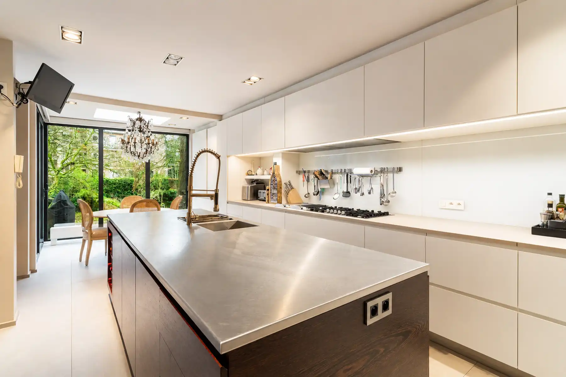 Villa-appartement met privatieve stadstuin en welness.  foto 12