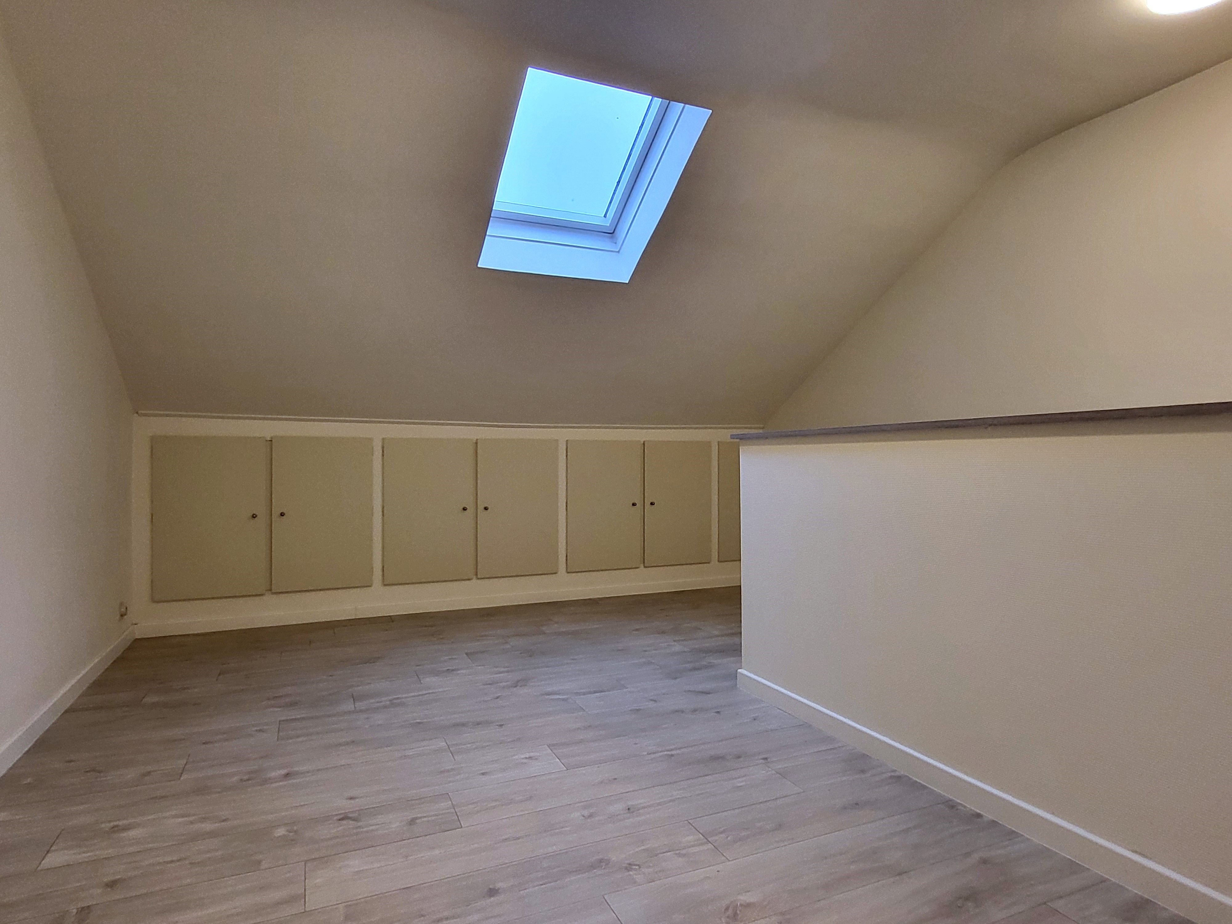 Prachtige koppelwoning met zonnige oprit/ terras, garage en 2 autostaanplaatsen.  foto 18