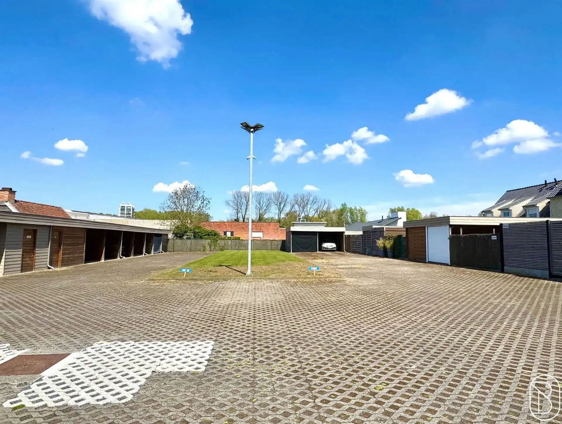 BUITENSTAANPLAATS in het CENTRUM foto 4