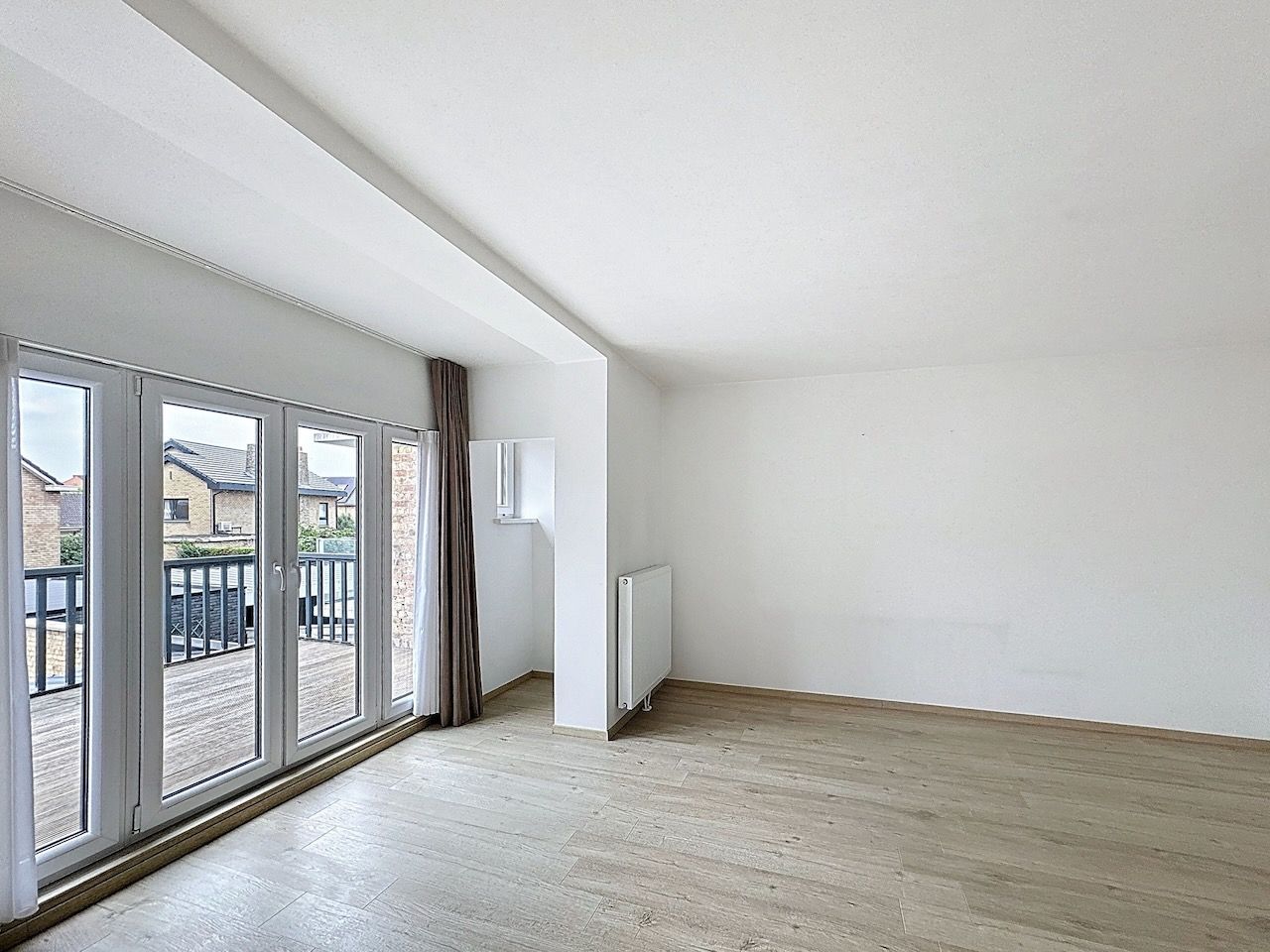 Lichtrijk één slaapkamer appartement met uitzonderlijk ruim west gericht terras. foto 3