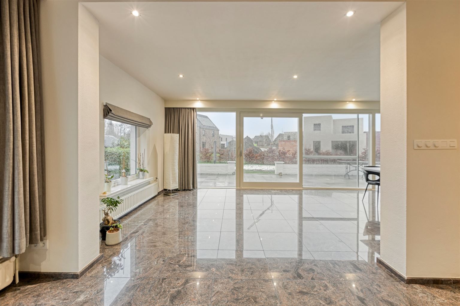 Vrijstaande woning met 3 slaapkamers, inpandige garage en een omheinde tuin, rustig gelegen nabij het centrum van Maaseik. foto 9