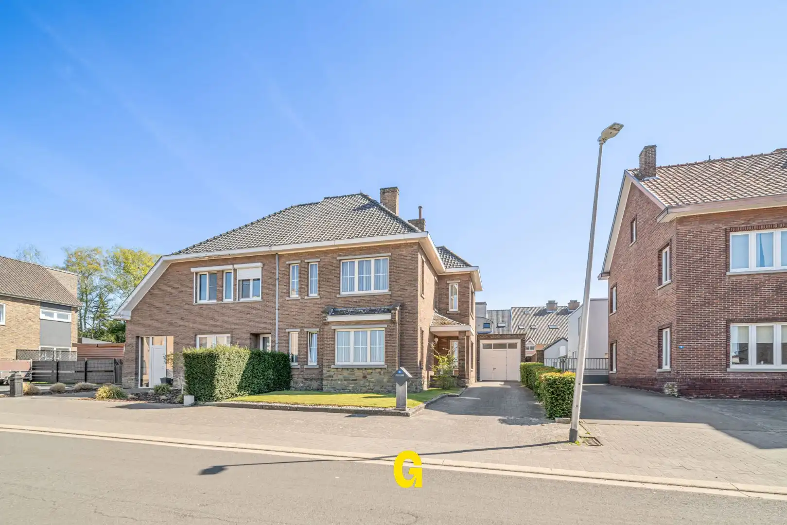 VERKOCHT - Netjes verzorgde halfopen woning met ruime garage vlakbij het centrum van Munsterbilzen foto 2