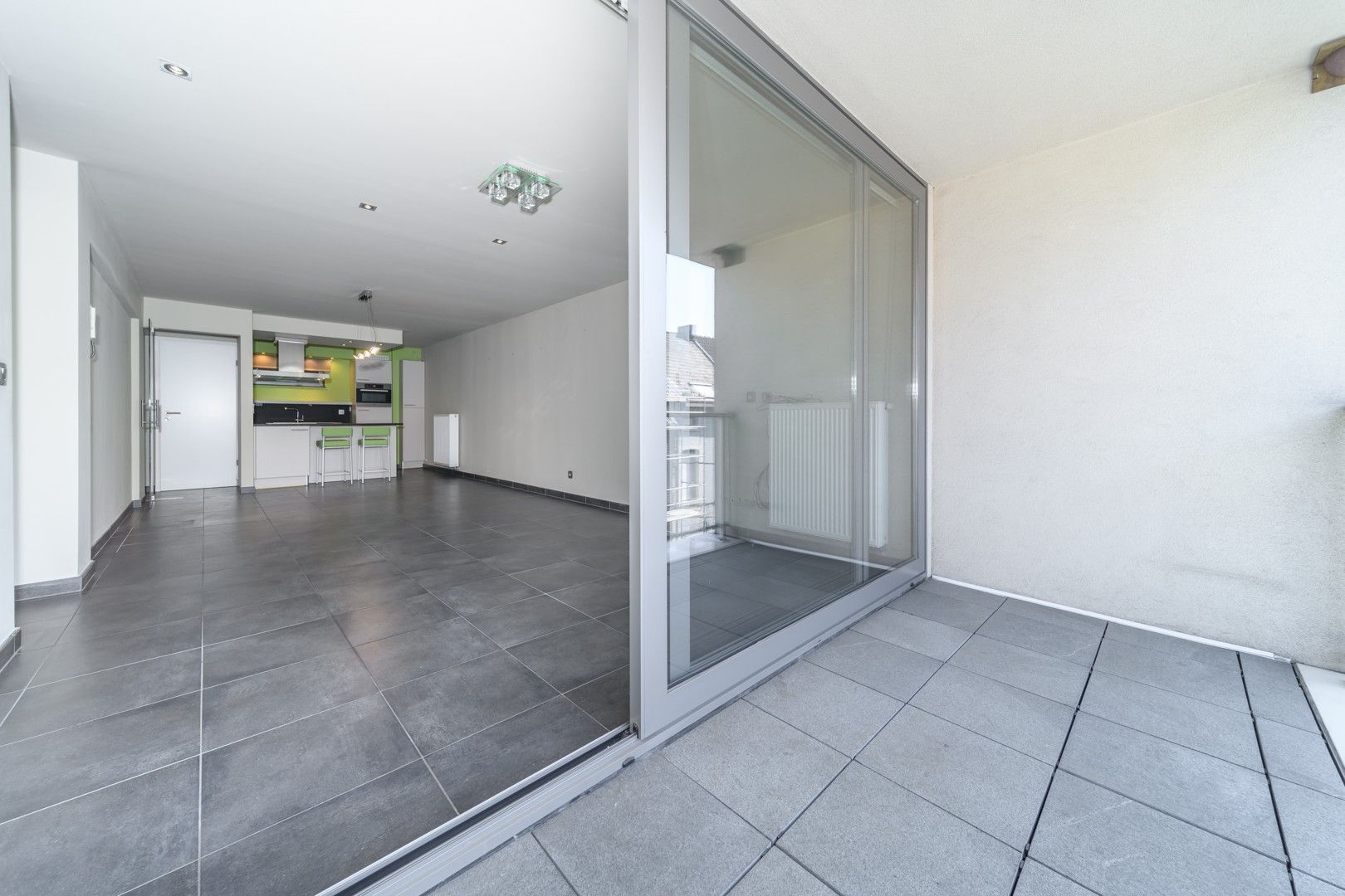 Centraal gelegen, recent 2 slaapkamer-appartement. foto 5