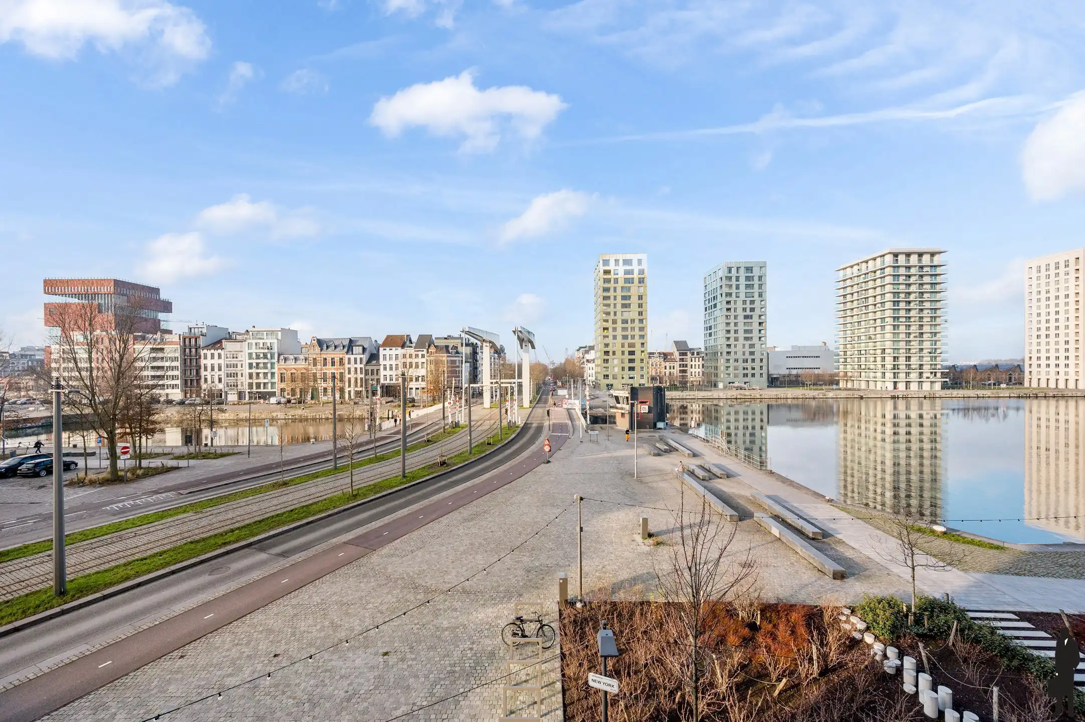 Lichtrijk BEN-appartement met open waterzicht in London Residence foto 16