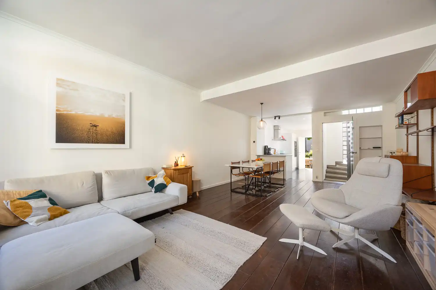 Hoofdfoto van de publicatie: Instapklare Bel-étagewoning met 2 à 3 slk's te Zurenborg met 2 zonnige terrassen en garage