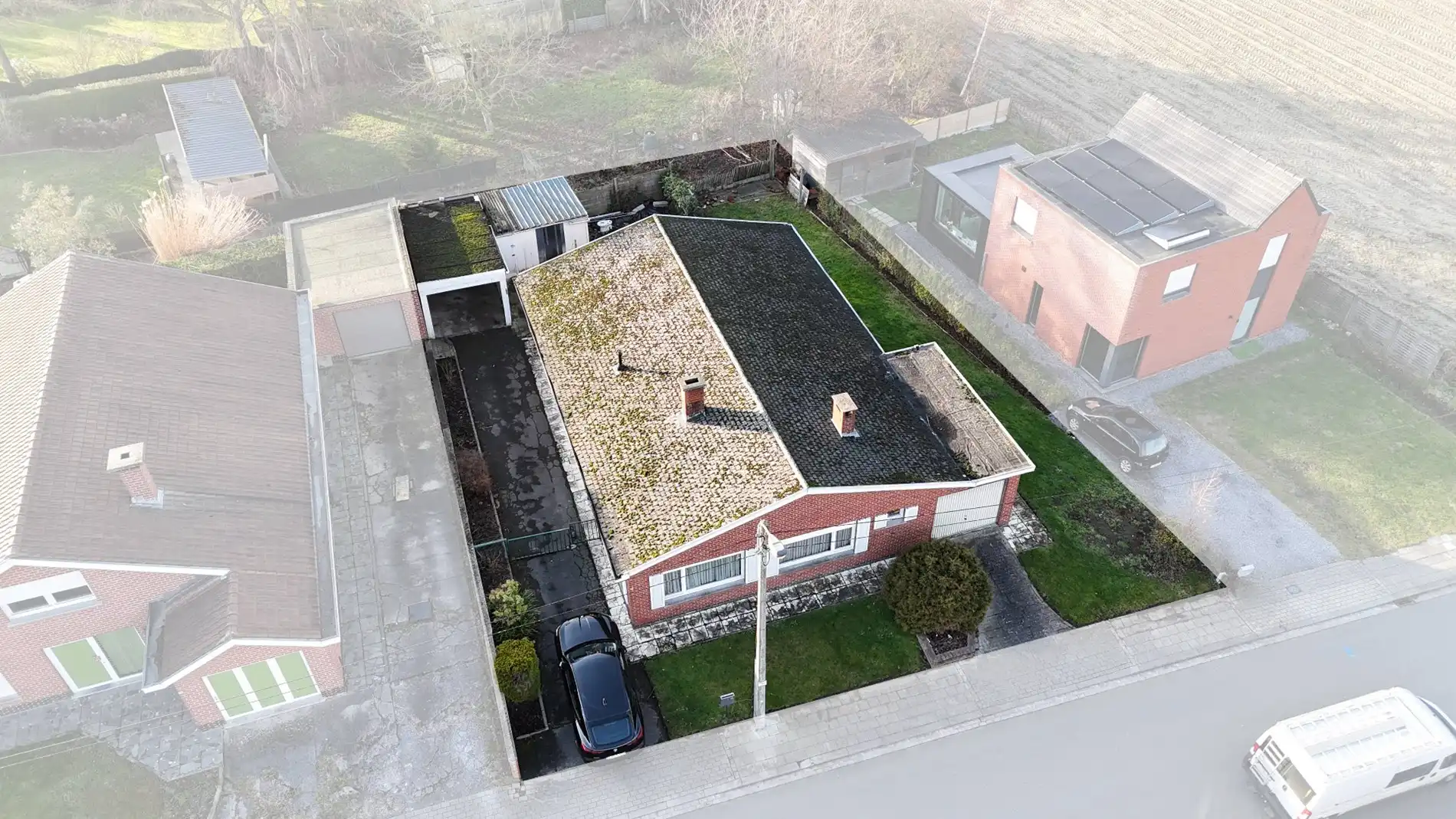 Gelijkvloerse woning op 537 m² met oprit, garage en 5 kamers foto 3