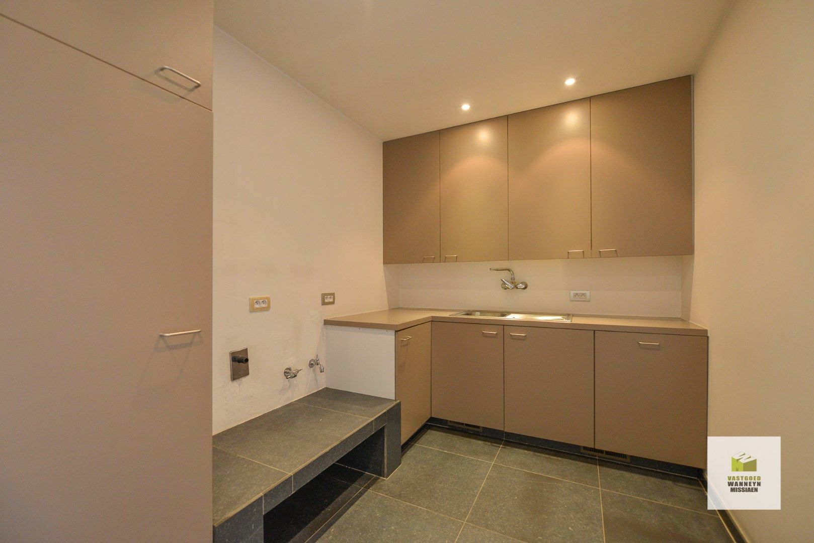 Luxueuze woning met burelen en woonst met zwembad foto 22