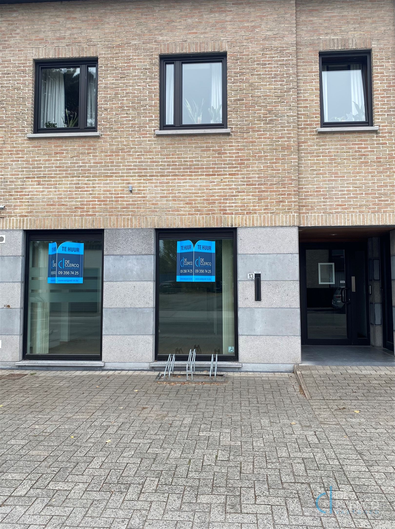 Ruim kantoor met parkeerplaats te huur centrum Lochristi!  foto {{pictureIndex}}