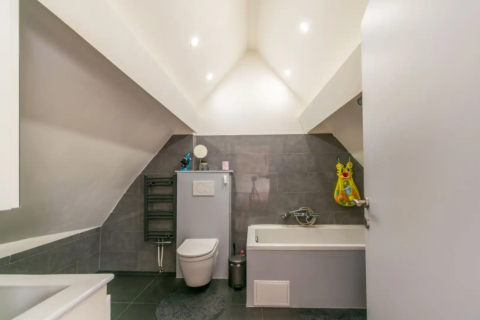 GERENOVEERDE WONING (EPC: B) MET 3 SLP + 2BDK ! foto 16