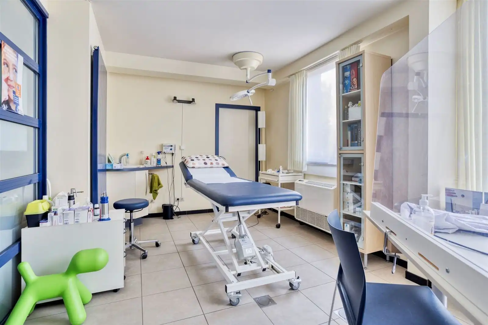 Praktijk (label B) met 4 staanplaatsen en ruim terras  foto 13