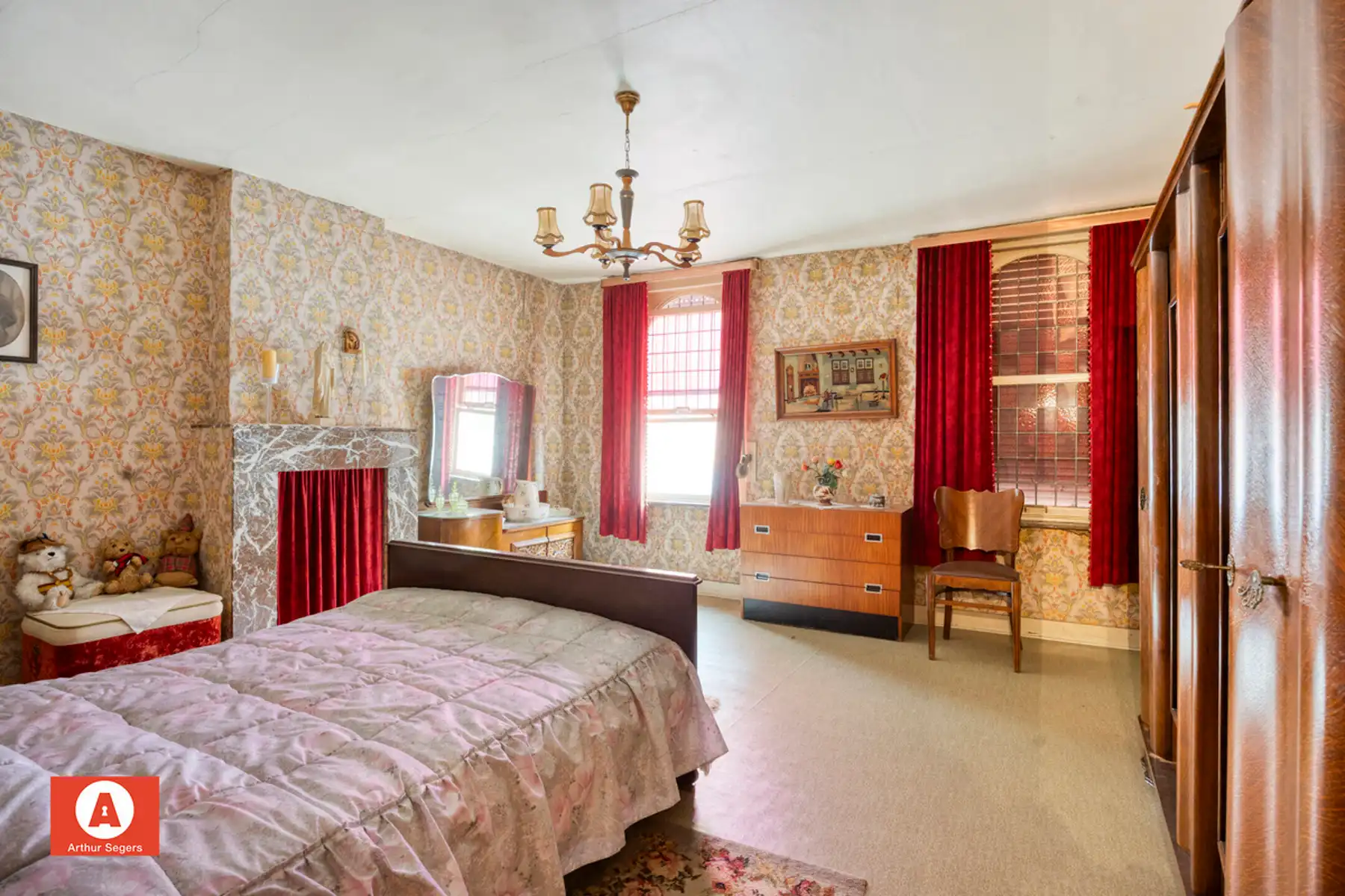 Ruime te renoveren woning met 4 slaapkamers foto 12