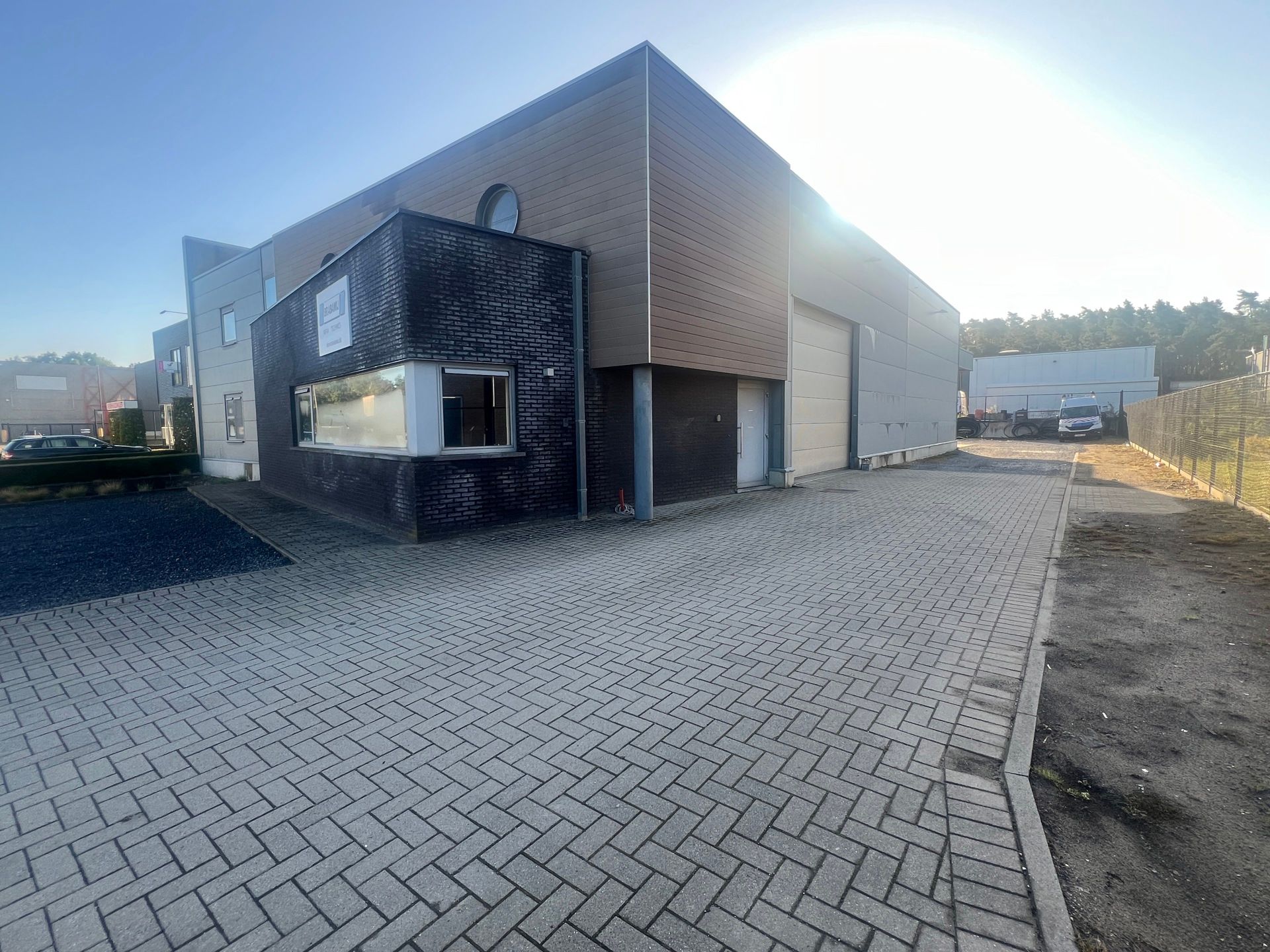 MULTIFUNCTIONEEL BEDRIJFSGEBOUW MET APPARTEMENT EN BUITENTERREIN foto 18