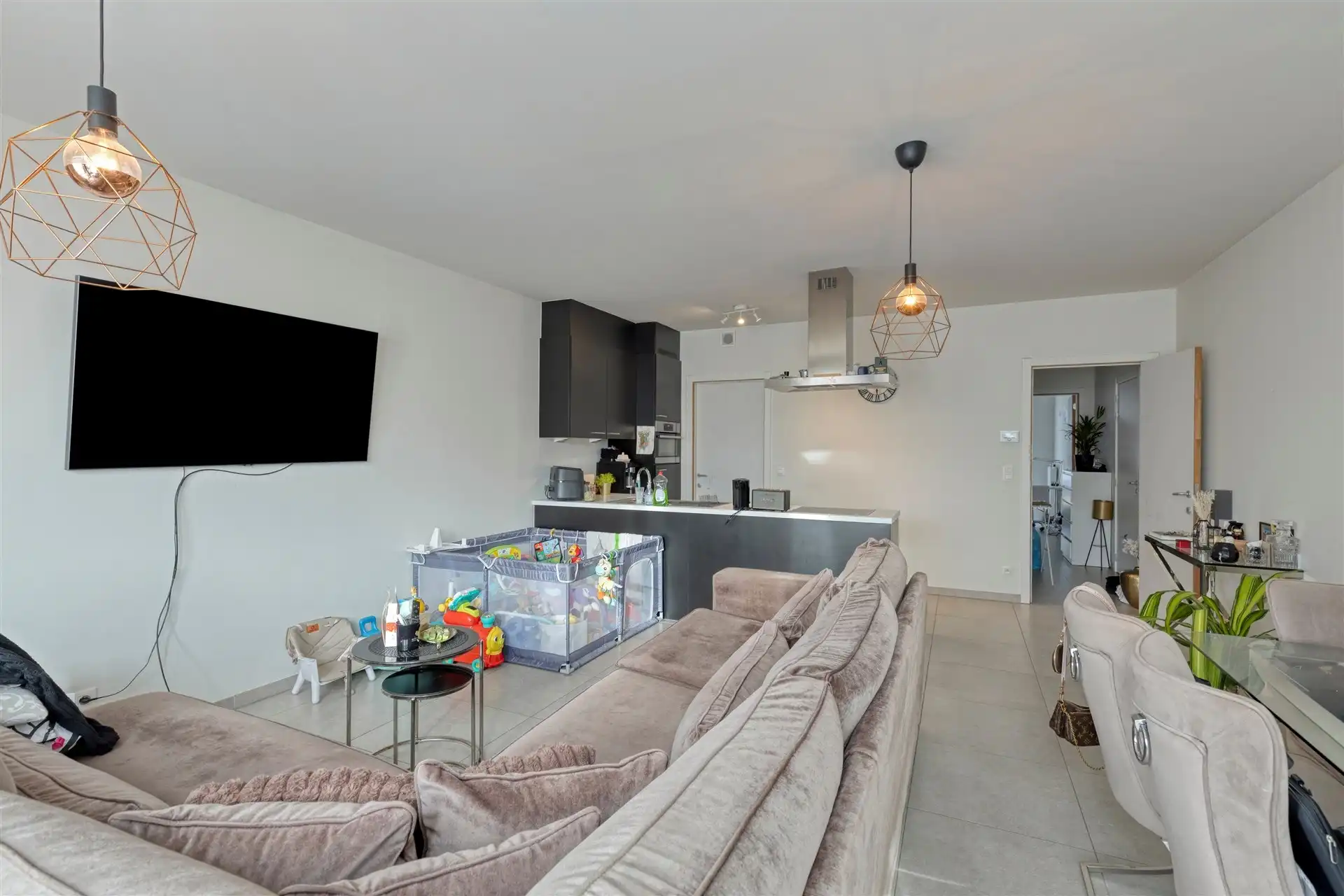 Instapklaar, energiezuinig 2 slaapkamer appartement (83m²) met terras, gem. tuin en autostaanplaats. foto 12