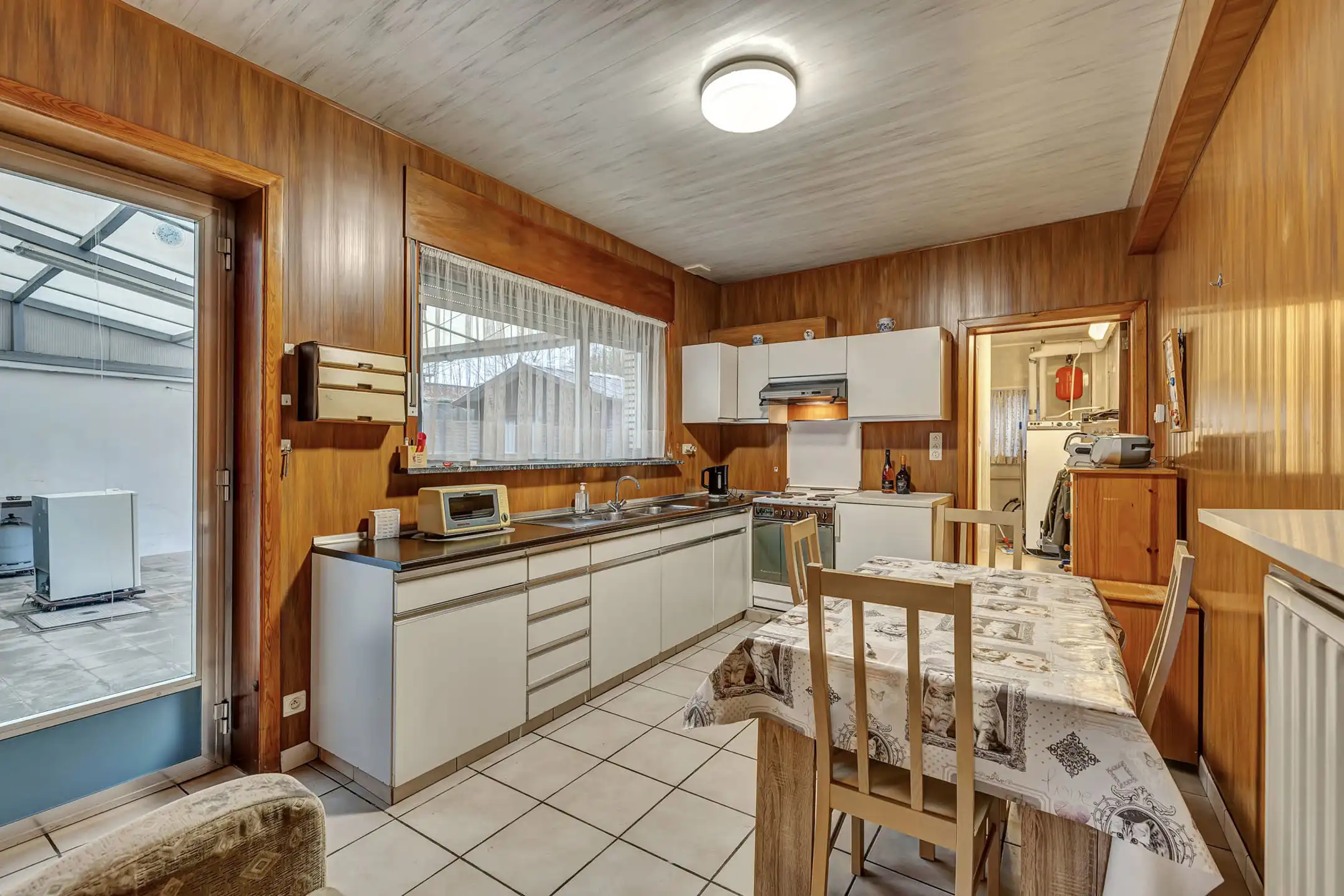 Ruime te renoveren woning met garage en veel potentieel foto 7