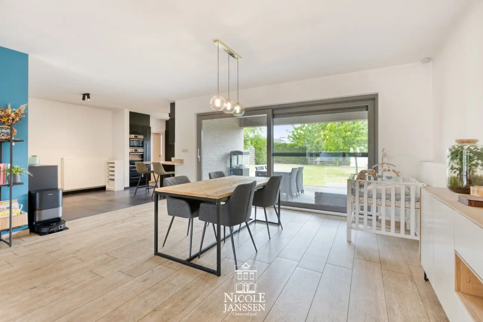 Ruime gezinswoning met tuin foto 9