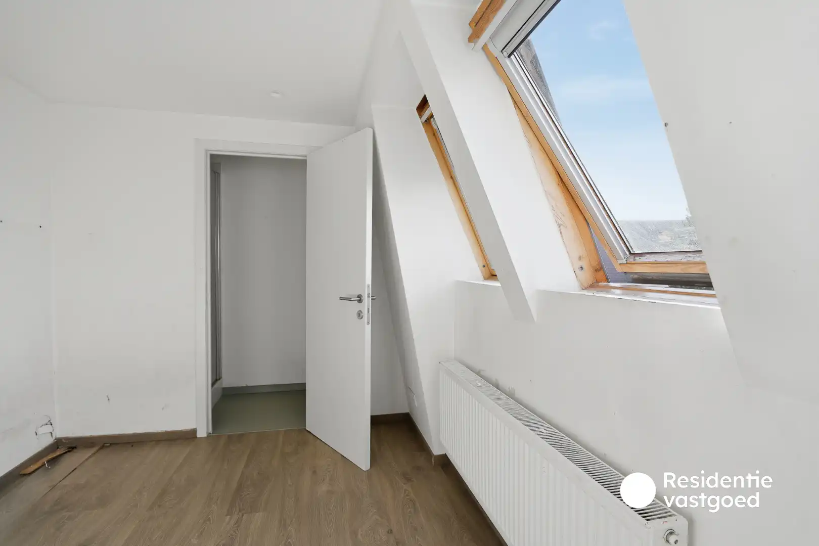 Handelsruimte met woonentiteit en parkeerplaats foto 19