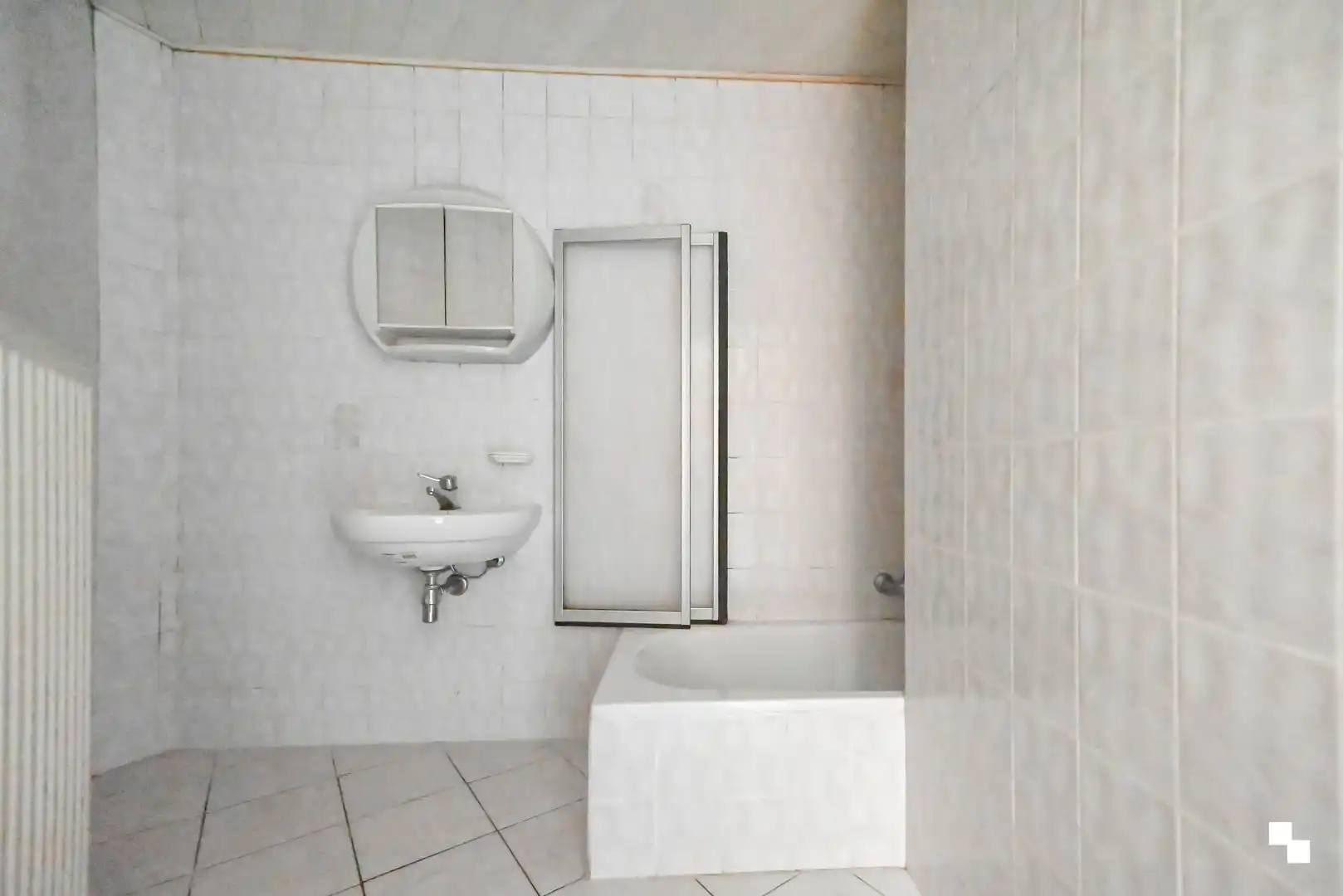 Totaal te renoveren woning met riante garage te Bosmolens foto 8