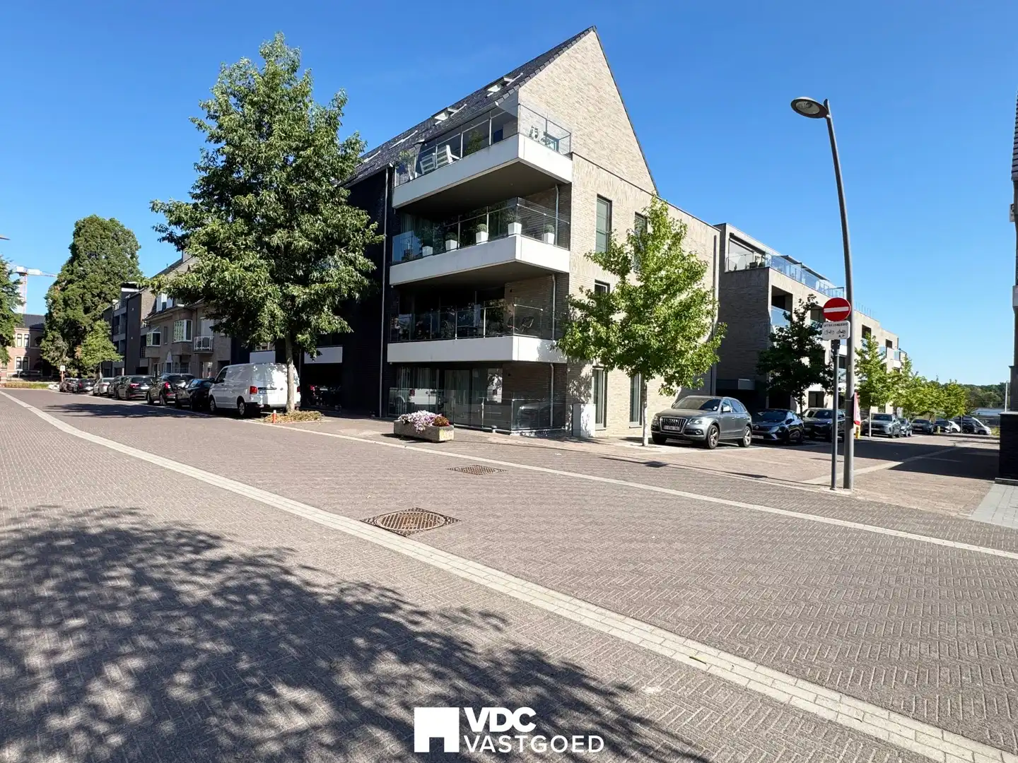 Ruim en modern duplex-appartement met 3 slaapkamers en twee parkeerplaatsen foto {{pictureIndex}}