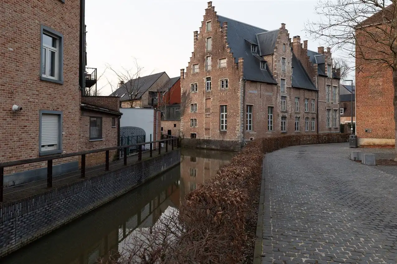 Stadswoning met vier slpk, garage te midden van centrum foto 31