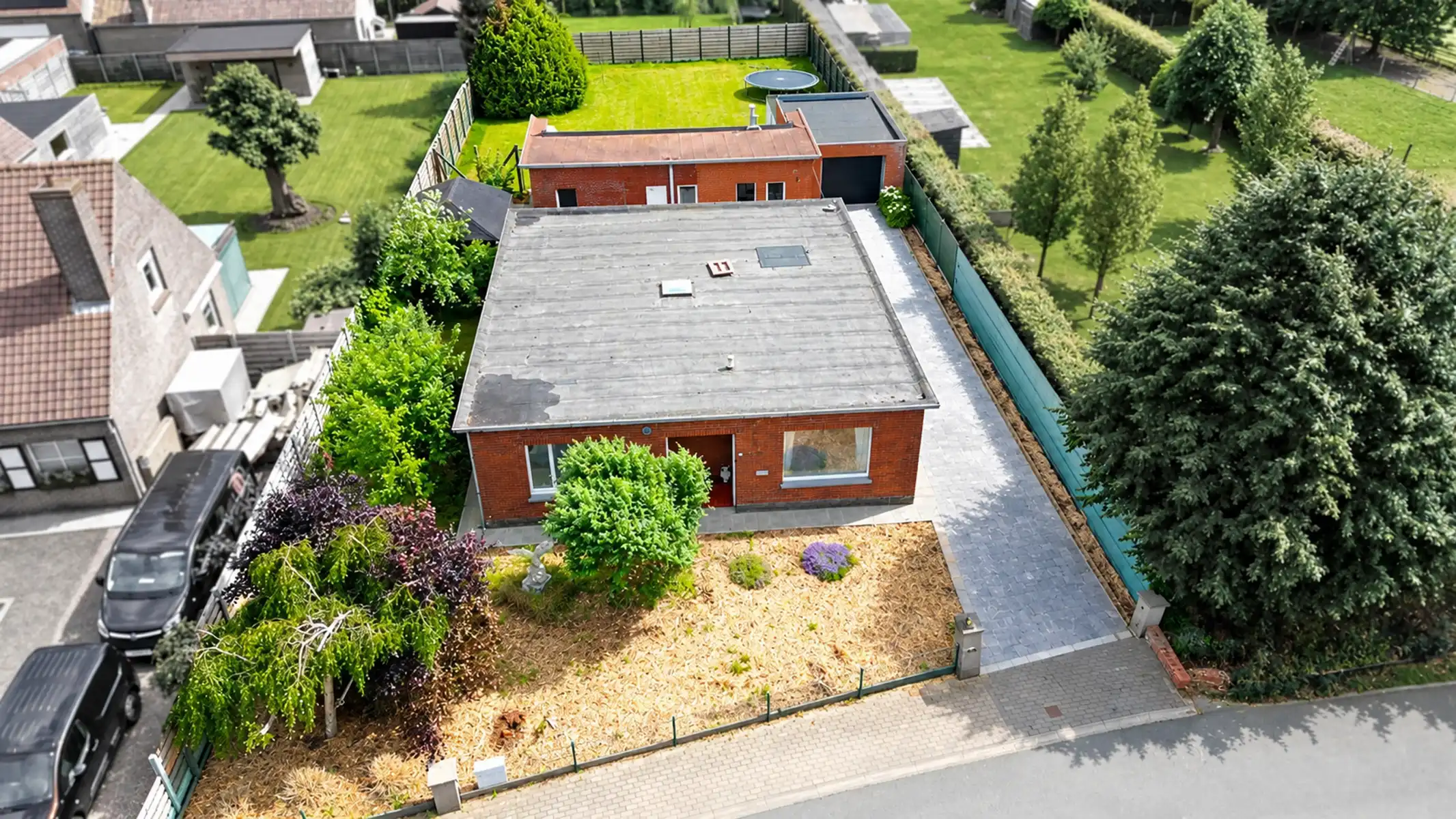 Vrijstaande, gelijkvloerse woning met 3 slaapkamers foto {{pictureIndex}}