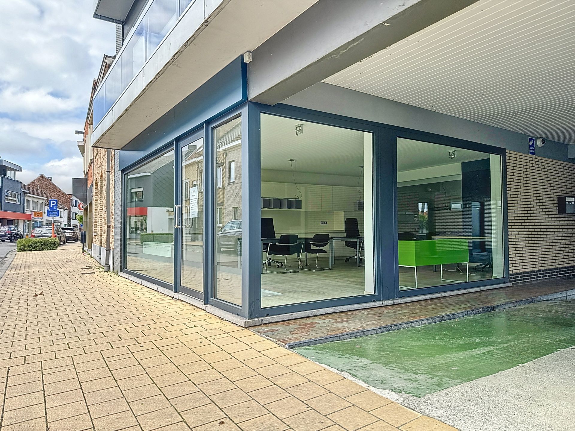 Instapklaar commerciële ruimte nabij het station Liedekerke foto 2