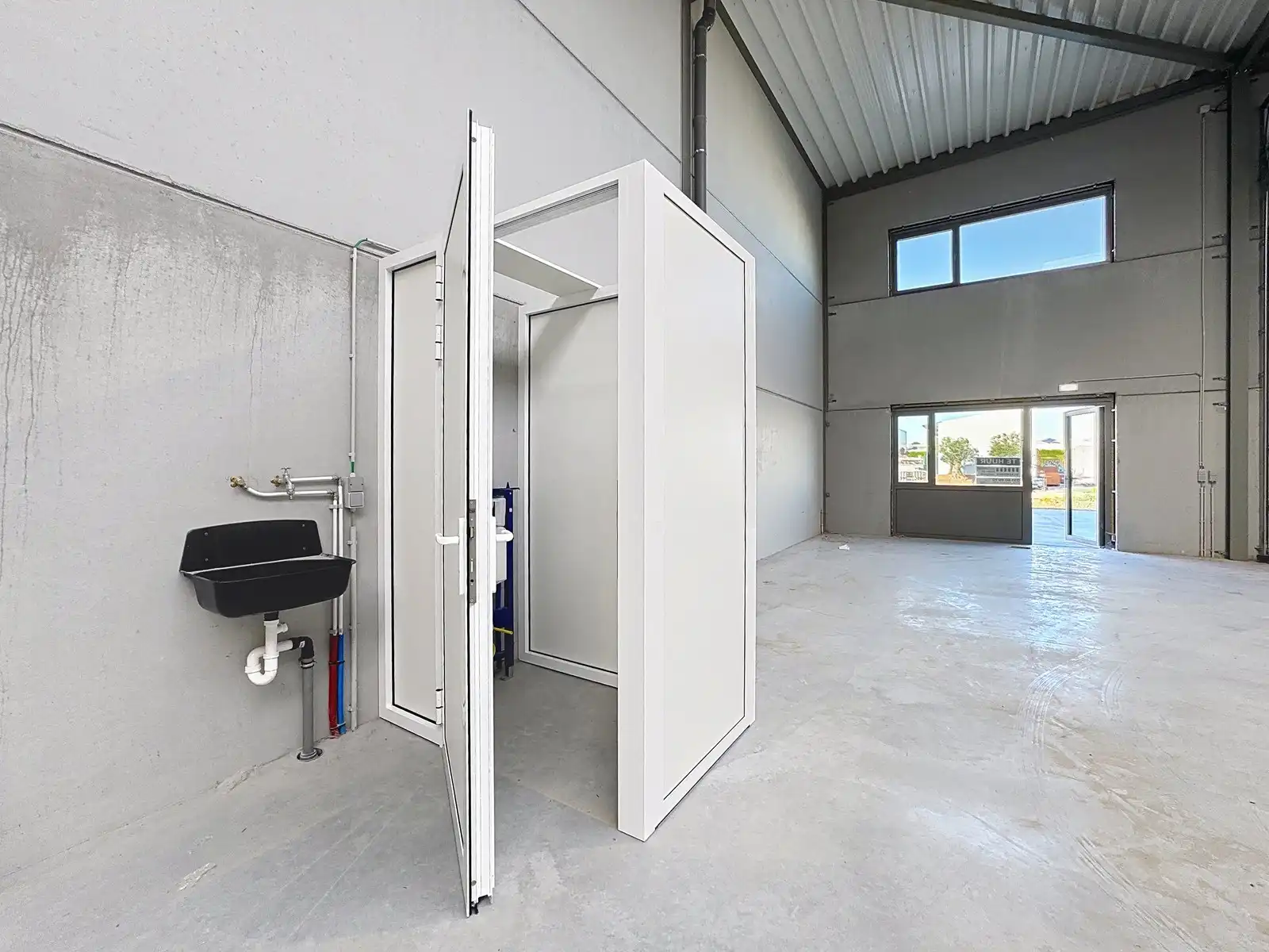 NB MAGAZIJN (264m²) met automatische sectionaalpoort, toilet en 2 voorbehouden parkeerplaatsen voor de deur te Beernem/Wingene. foto 5