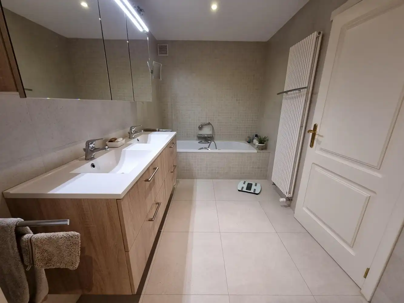 Spaanse villa, zeer rustig gelegen en gekaderd in een mooi verzorgde tuin voorzien van zwembad foto 13