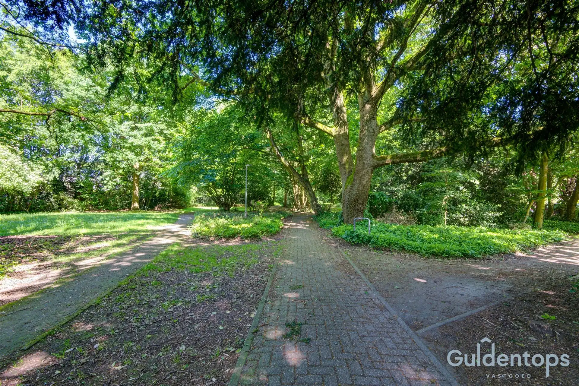 Knappe woning op topligging naast park foto 2