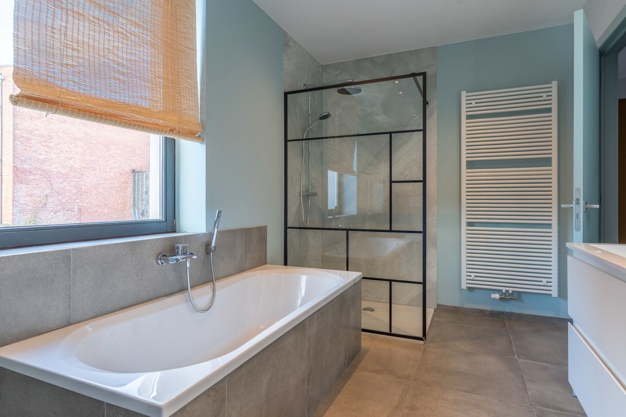 Recent gerenoveerde woning met 4 slpks en zij-ingang! foto 16