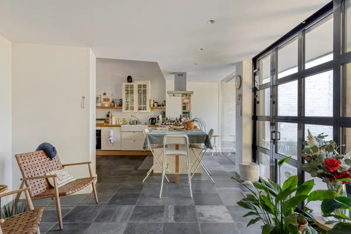WONING MET BURELEN EN MAGAZIJN TE TONGEREN LANGS N79. foto 12