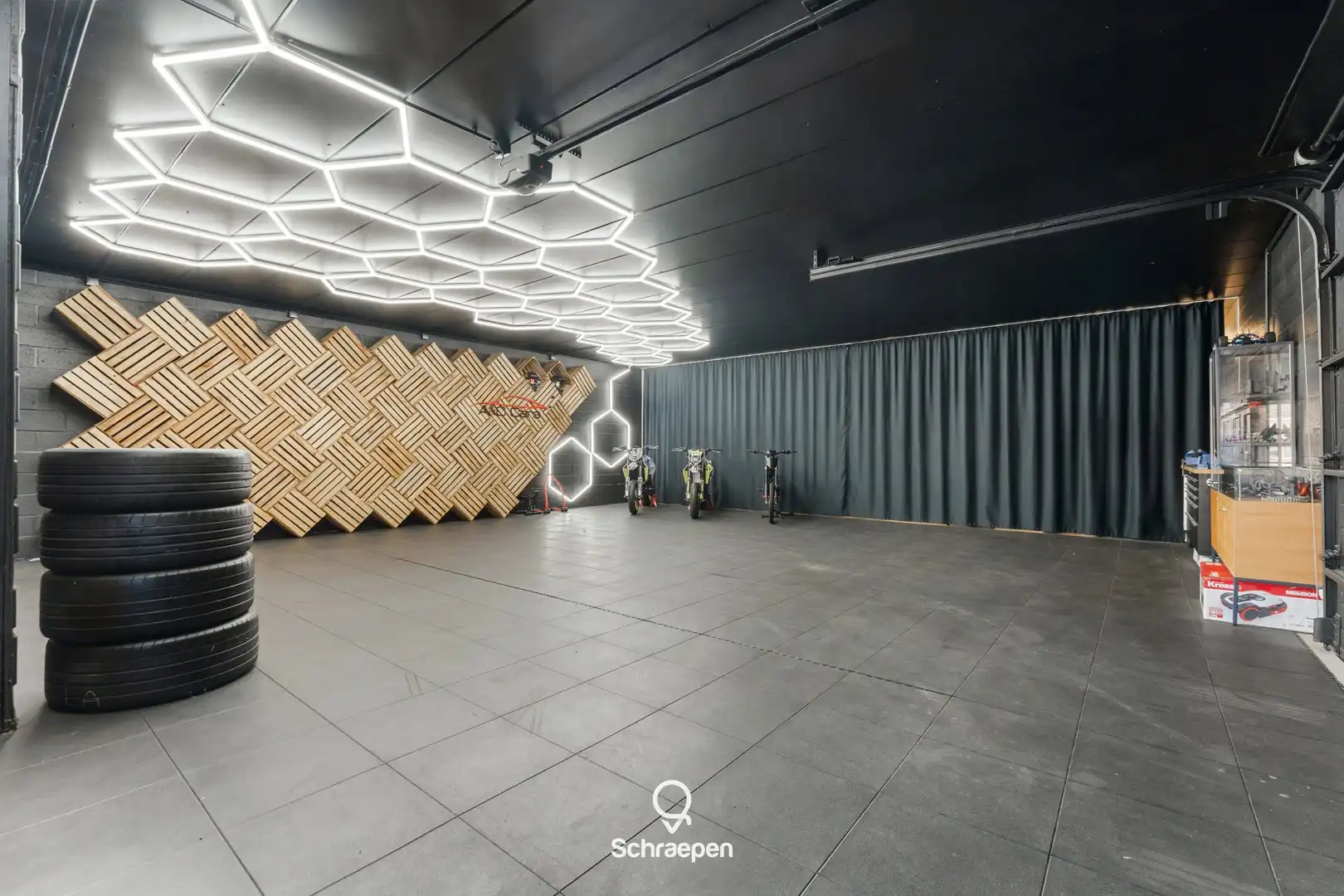 Uitstekend gelegen handelspand (305 m²) met véél parkeergelegenheid/buitenruimte te Zonhoven! foto 2